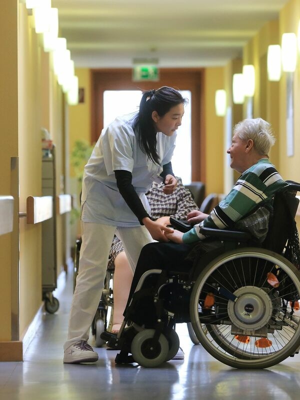 People in need of care and their families often find it difficult to find professional care – also because of staff shortages in many homes and services.