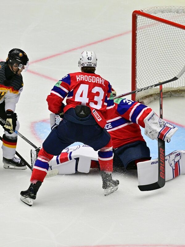 Ein Loch im Eis, schwer kontrollierbare Pucks: Das Eis in der Messehalle im dänischen Herning ist nicht WM-reif.