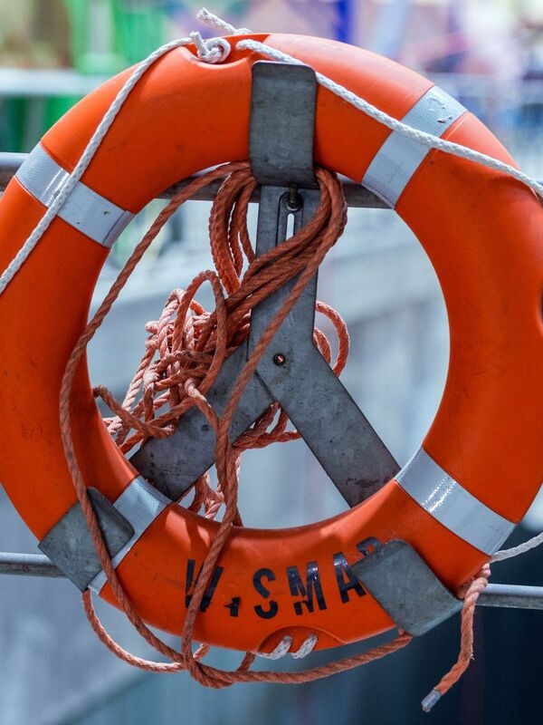 Een visser valt 's nachts in een havenbekken.