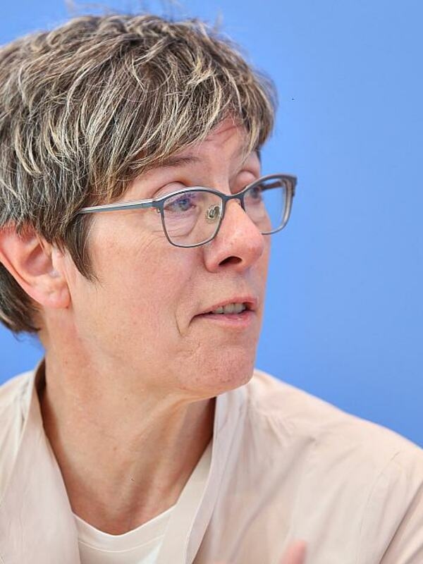 Former Defense Minister Annegret Kramp-Karrenbauer (CDU) expects a rapid reintroduction of conscription in view of new NATO guidelines on the personnel strength of the Bundeswehr.
