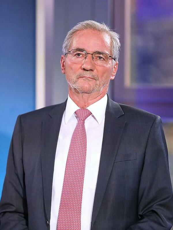 Las críticas a los viajes a Moscú del ex presidente del SPD Matthias Platzeck son cada vez más fuertes, incluso dentro de sus propias filas.