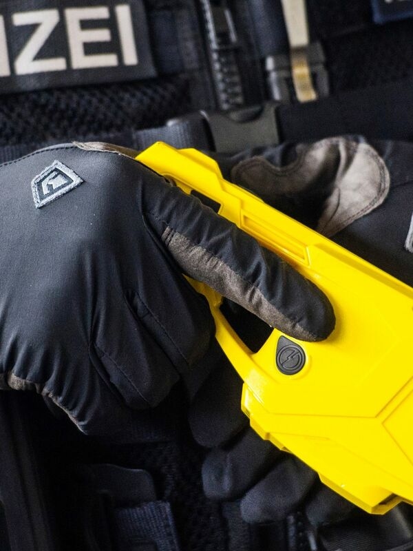 Acı verirler ve rakibi geçici olarak felç ederler: Taser'lar polislik mesleğinde tartışmalıdır.