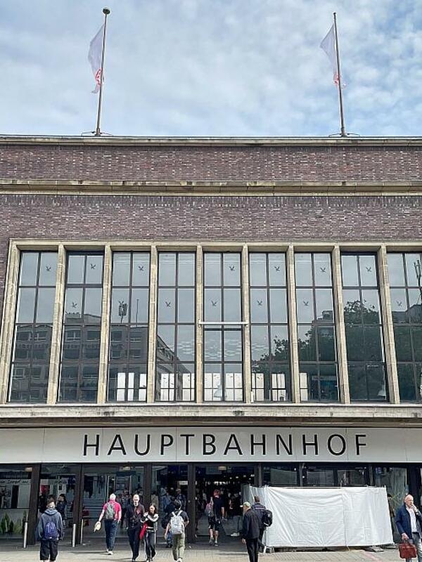 Deutsche Bahn, Duisburg-Düsseldorf arasındaki hattın hasarını onardı.