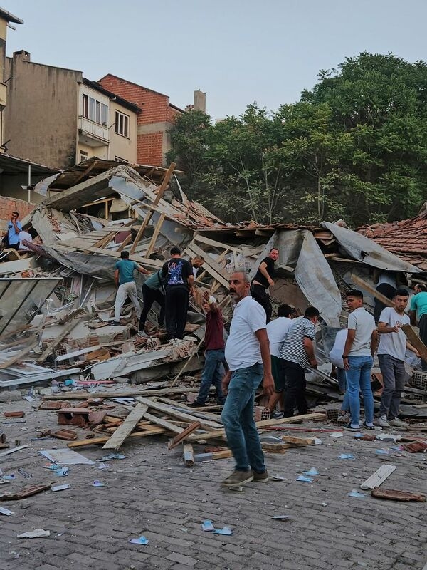 6.1 büyüklüğündeki depremin ardından vatandaşlar geceyi dışarıda geçirdi.