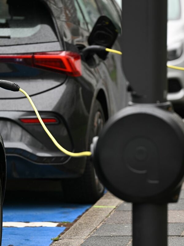 ¿Qué tan adecuados son los coches eléctricos para el uso diario? Los conductores de coches eléctricos responden a esta pregunta de forma muy diferente a los conductores sin experiencia con vehículos eléctricos.