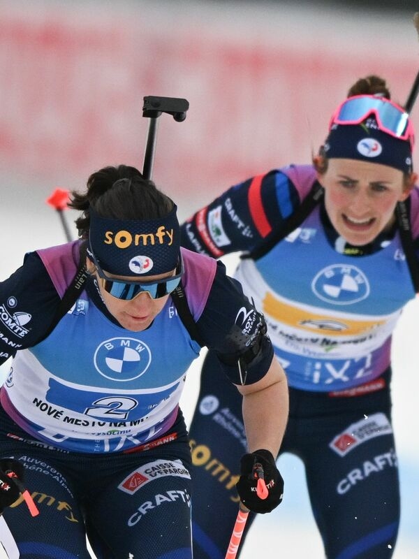 Биатлонистке Джулии Симон запретили участвовать в соревнованиях и тренировках из-за мошенничества с кредитной картой.