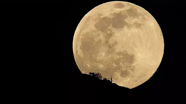 Notte di Superluna nel cielo: la Luna si avvicinerà alla Terra a 361 mila chilometri!