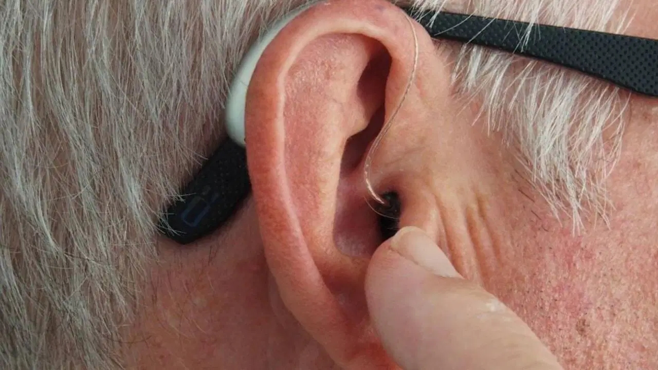AI-powered glasses could give hearing loss sufferers superpowers