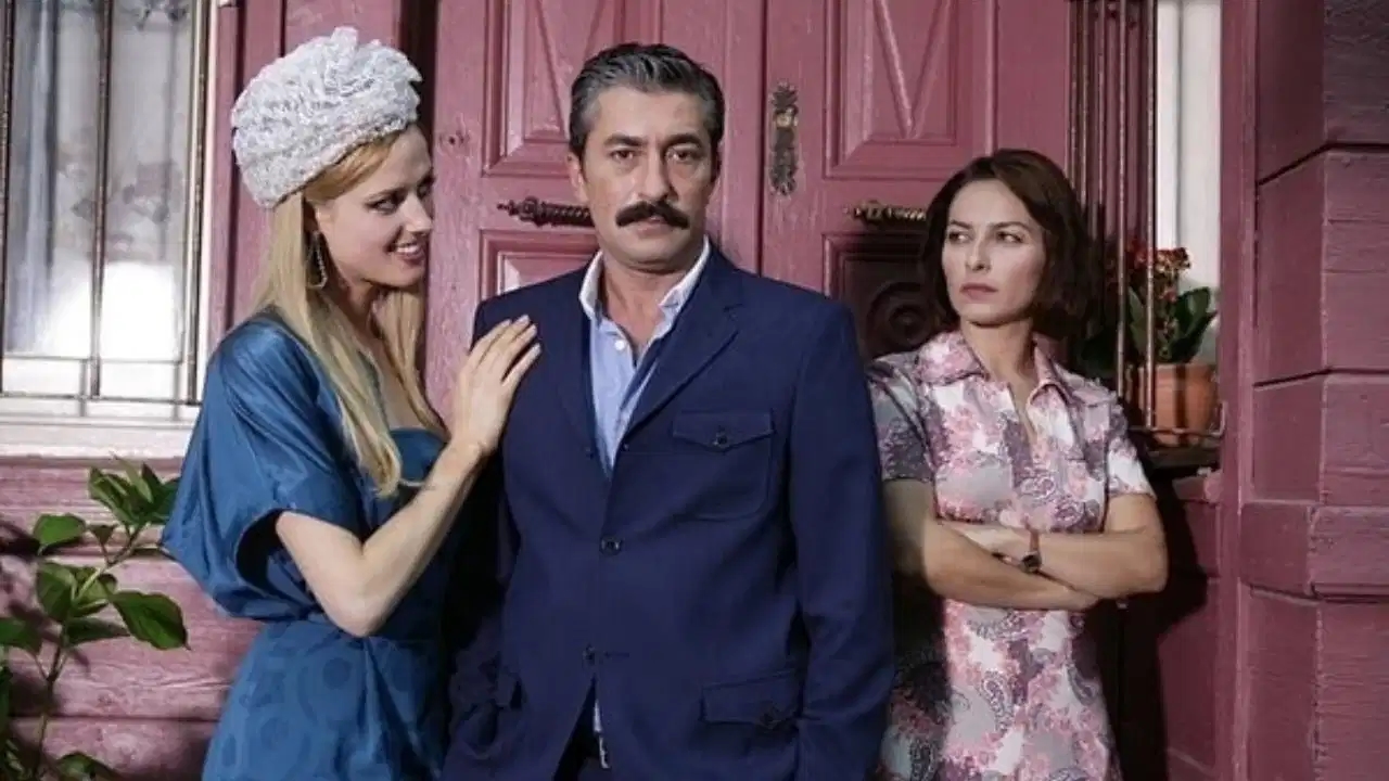 As estrelas da série de TV "Öyle Bir Geçer Zaman Ki", Erkan Petekkaya e Ayça Bingöl, estão se unindo para o mesmo projeto depois de muitos anos.