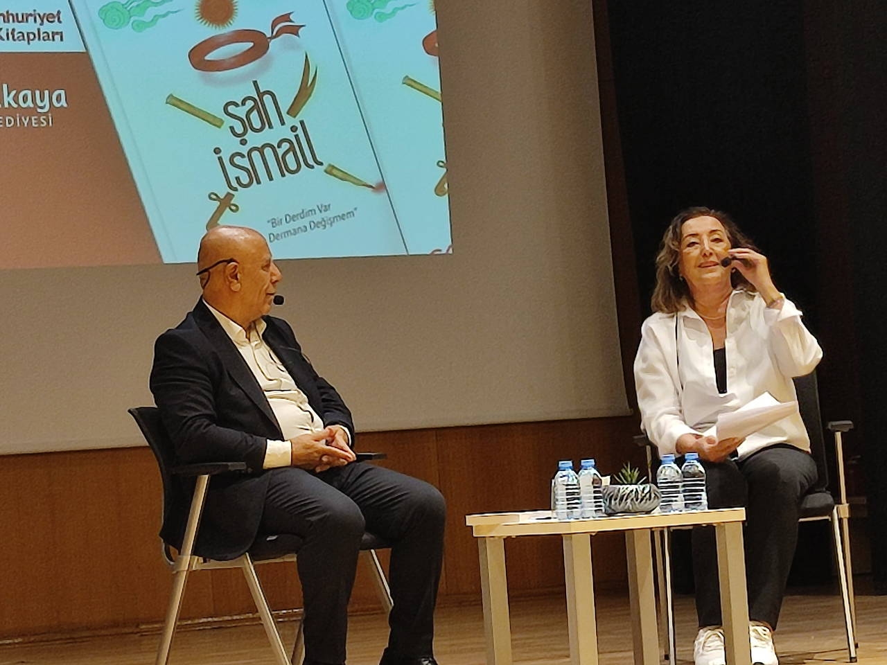 Une cérémonie de signature a eu lieu pour le nouveau livre de Yüksel Işık, Shah Ismail