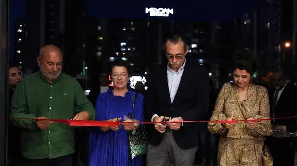 Het 2e Internationale Stadstheaterfestival draait op volle toeren: de nieuwe zaal is geopend op naam van Ali Cem Köroğlu.