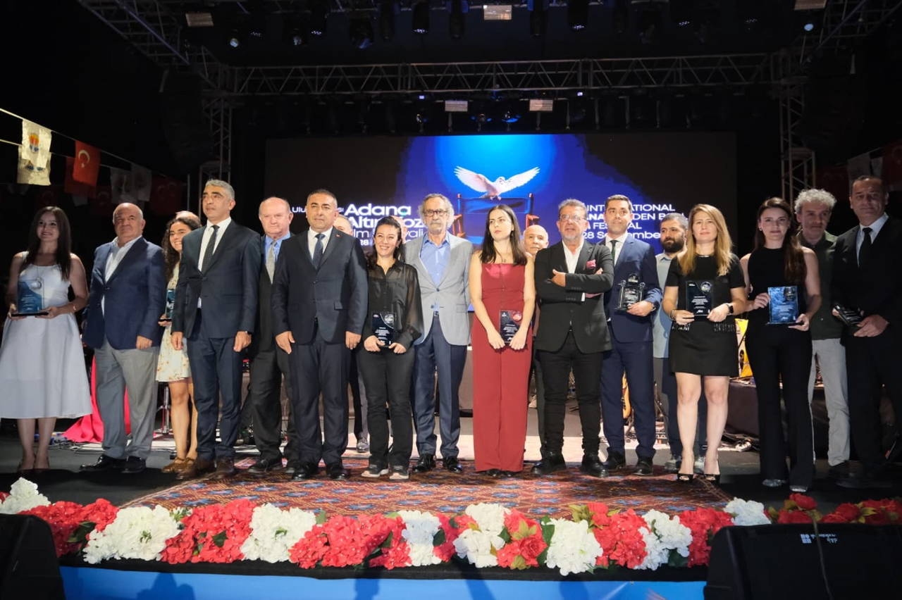 Il Golden Boll è iniziato con la cerimonia di premiazione del lavoro di Orhan Kemal e un concerto di Ceylan Ertem.