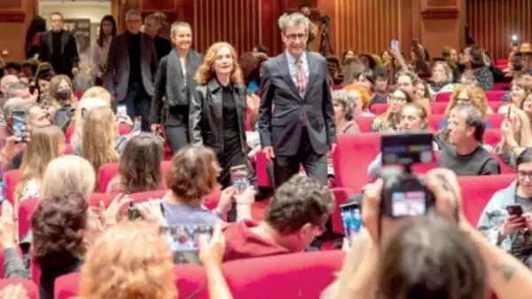 Isabelle Huppert ontvangt ereprijs Gouden Alexander in Thessaloniki: 'Ik moet vrij zijn in mijn kunst'