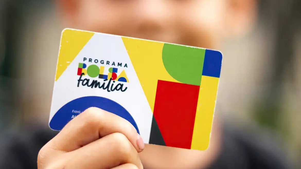 De regering laat bijna 3 miljoen mensen uit Bolsa Família en zet druk op gemeenten