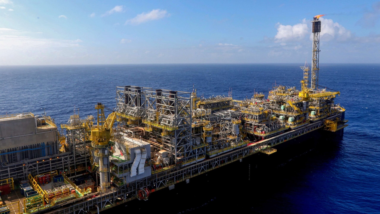 Au lieu d’économiser, le gouvernement utilise l’argent supplémentaire du pétrole pour dépenser davantage.