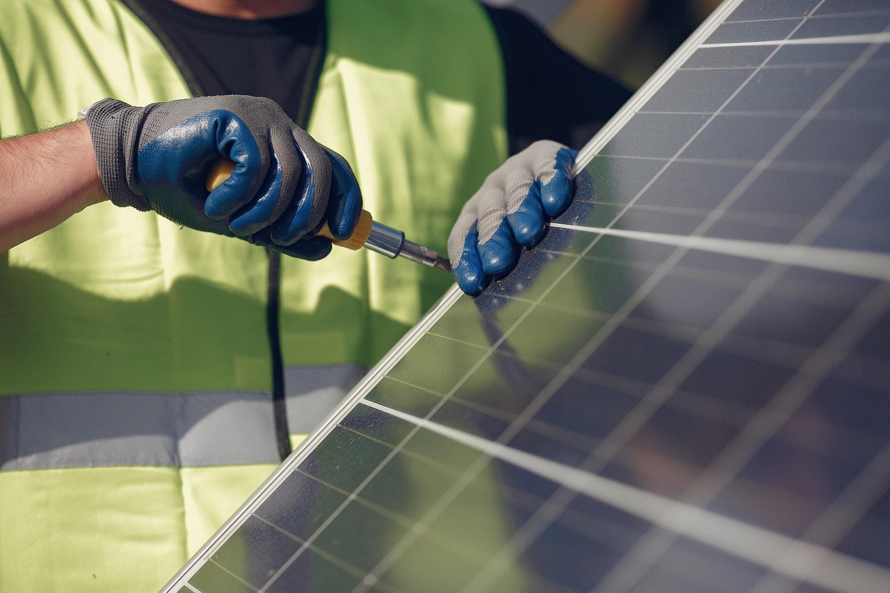 La electricidad gratuita para personas de bajos ingresos puede resultar costosa para los propietarios de paneles solares