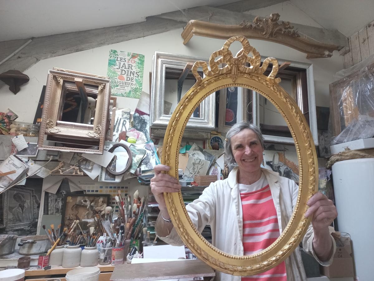 Video. “Altın çok güzel…”: Dordogne’da yaşayan İngiliz yaldızcı Grania Scott’ın atölyesinde