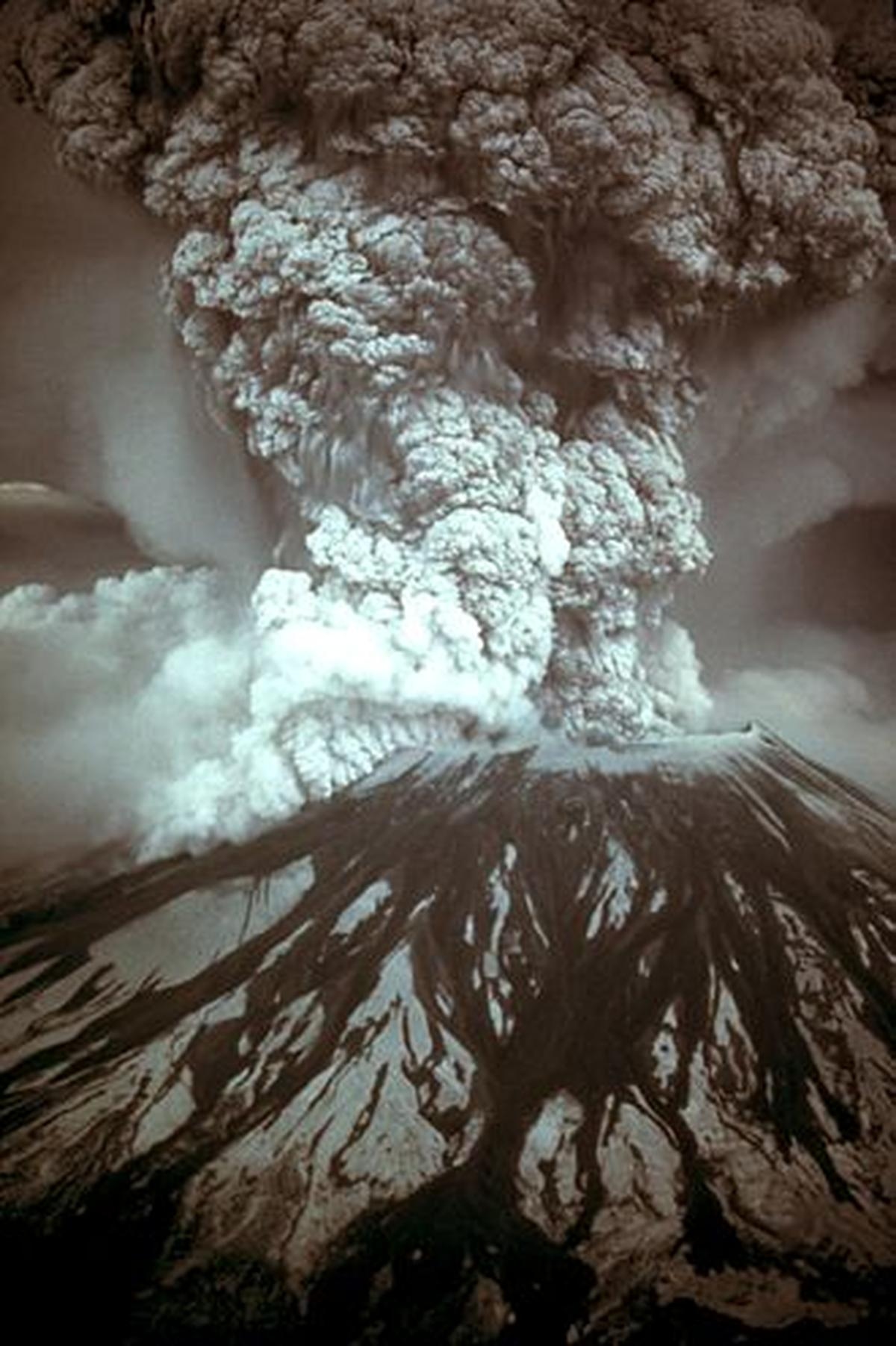 18 maja Kalendarz: 45 lat temu: Wybuchł Mount St. Helens, największa erupcja wulkaniczna kiedykolwiek odnotowana w Stanach Zjednoczonych