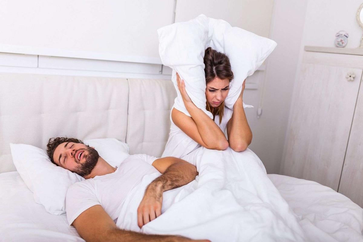 ¿Por qué los ronquidos no despiertan al roncador?