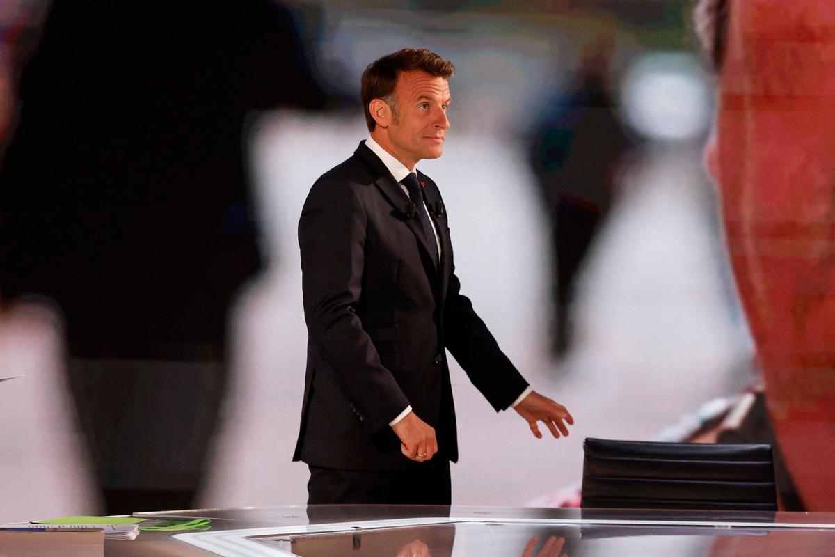 Interview met Emmanuel Macron: "Machteloos", "buiten contact", "buiten adem"... Oppositiecritici vallen het staatshoofd aan