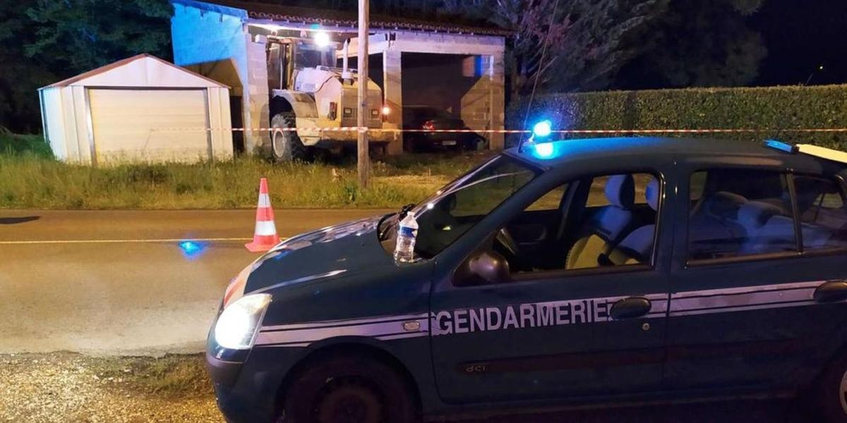 Dordogne'da kepçe kullanırken cinayete teşebbüs: "Yardımsever" bir adam kontrol edilemez hale geldi