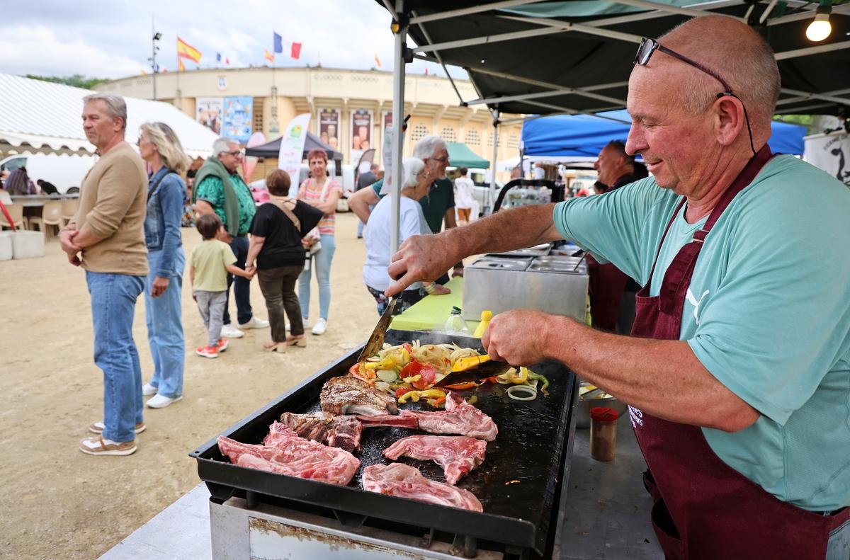 Na zdjęciach. Gaskońska rozrywka rozpoczyna sezon targów lokalnych producentów w Mont-de-Marsan