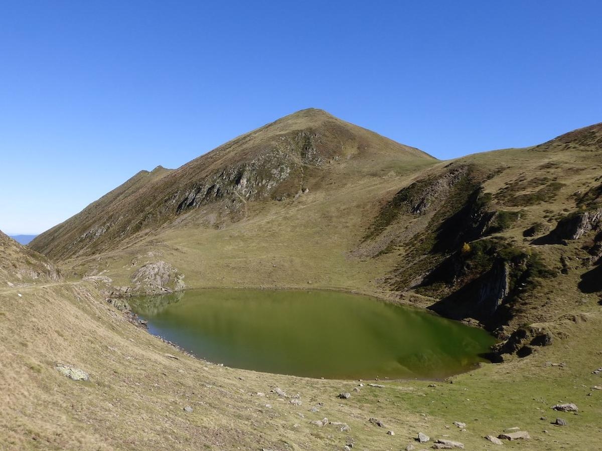 ¿Por qué los lagos de los Pirineos se vuelven verdes?