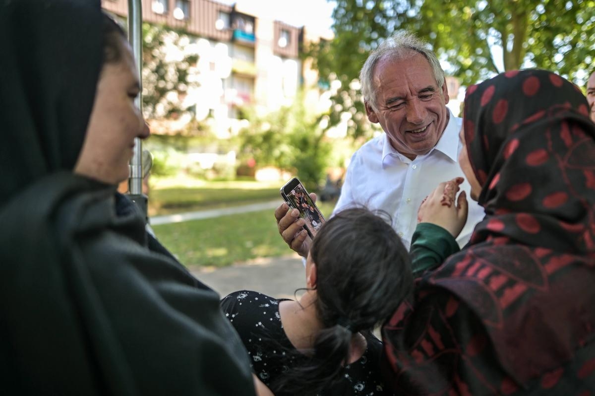 „Sind Sie der Premierminister?“ François Bayrou wurde am Samstag im Pau-Viertel Ousse-des-Bois mit Spannung erwartet.