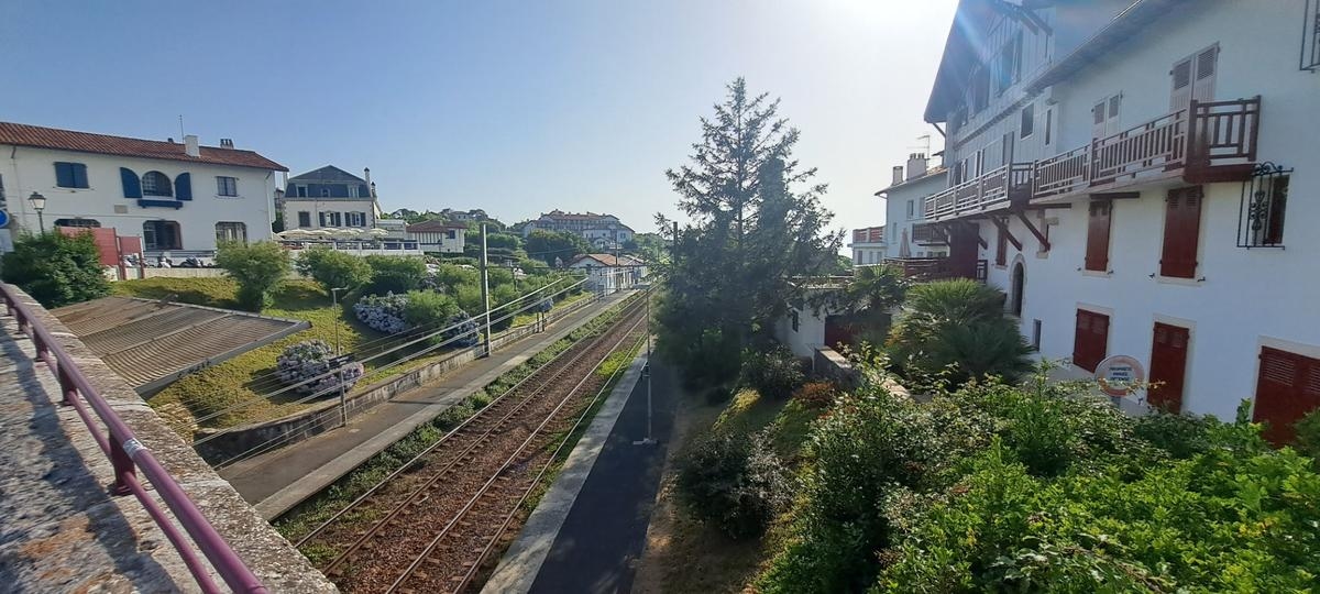 Tráfico y aparcamiento, problemas de movilidad en Guéthary: «Nuestro centro es demasiado pequeño para acoger a todos», afirma el teniente de alcalde encargado de la movilidad.