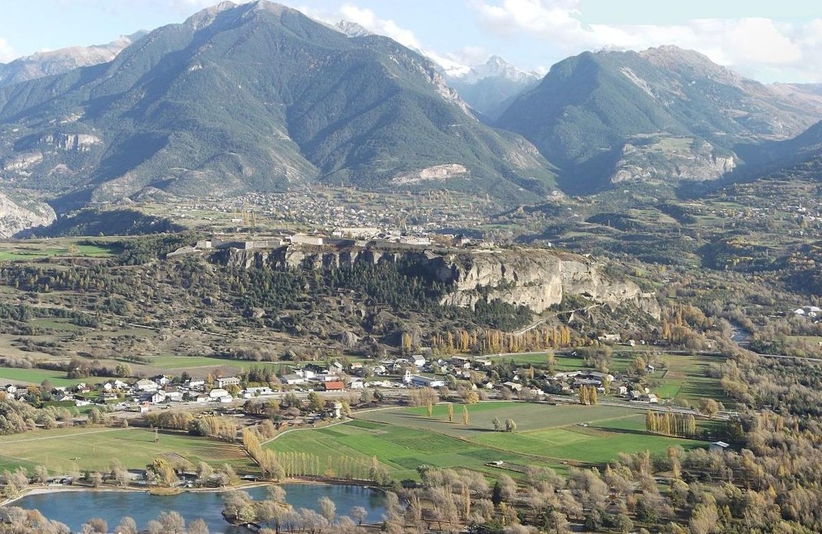 Esta vila fortificada construída por Vauban é uma das mais belas da França