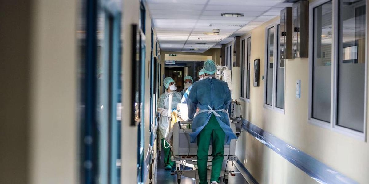 Parceiro de paciente atira dúzias de facas em enfermeira, deixando funcionários do hospital 'traumatizados'