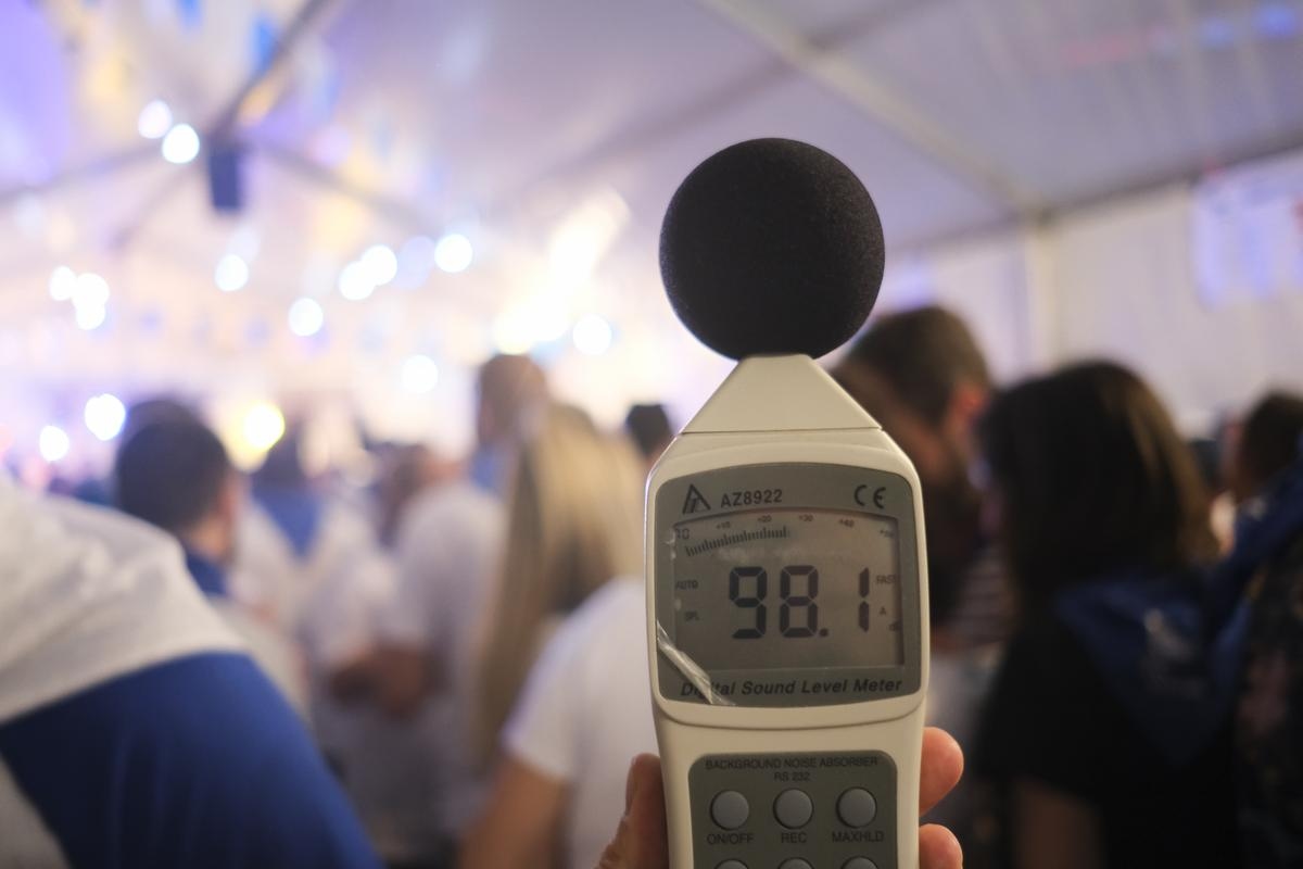 Festival da Madeleine 2025. O equivalente ao ruído de uma britadeira a 2 metros: medimos o volume sonoro