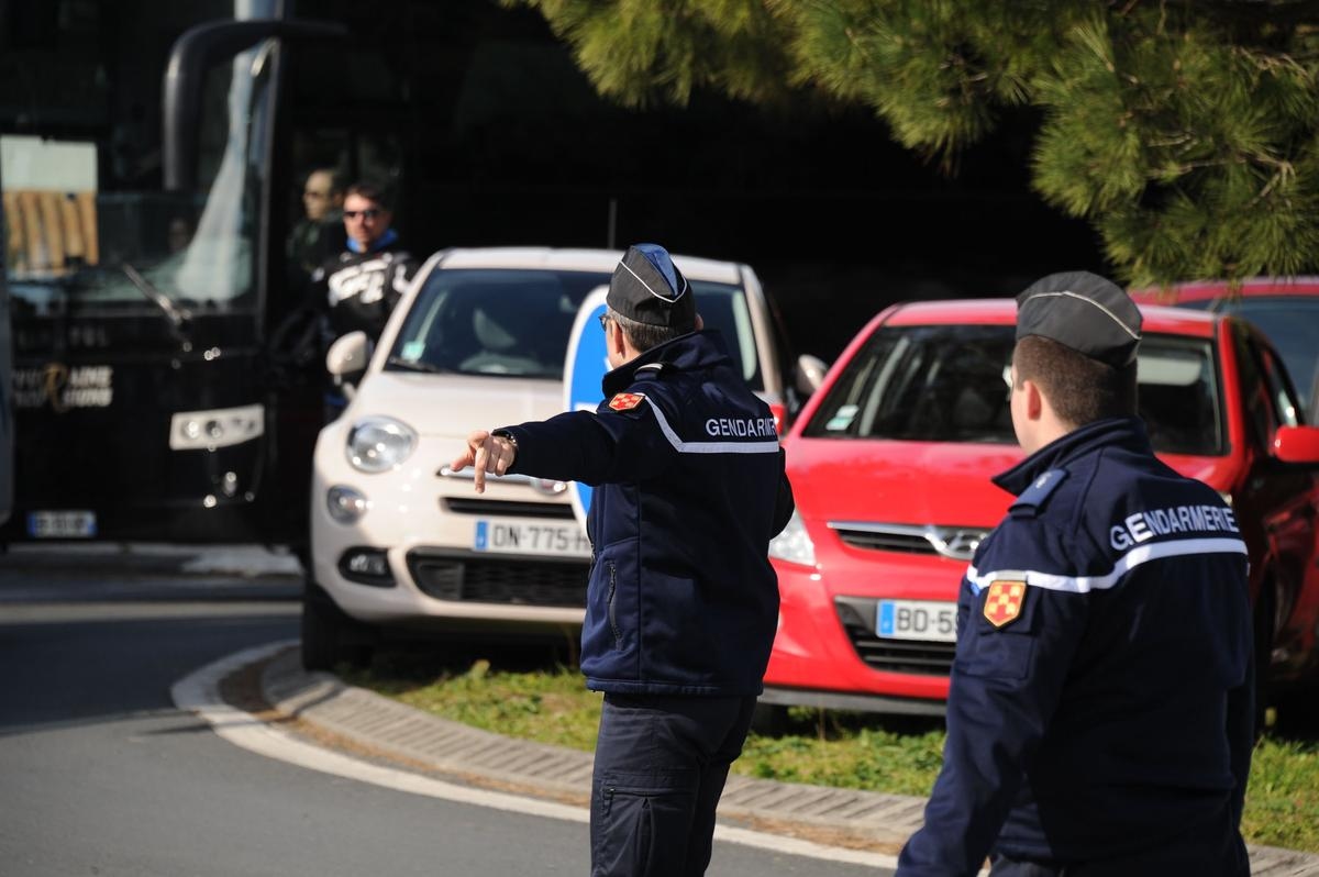 Saint-Jean-d'Angle: Drei Autos verunfallt, eines landet auf dem Dach