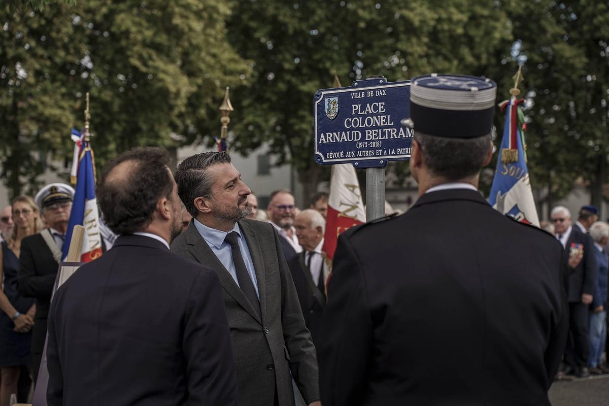 Dax. «La valentía de un hombre ante la barbarie»: la ciudad inaugura una plaza que lleva el nombre de Arnaud Beltrame.