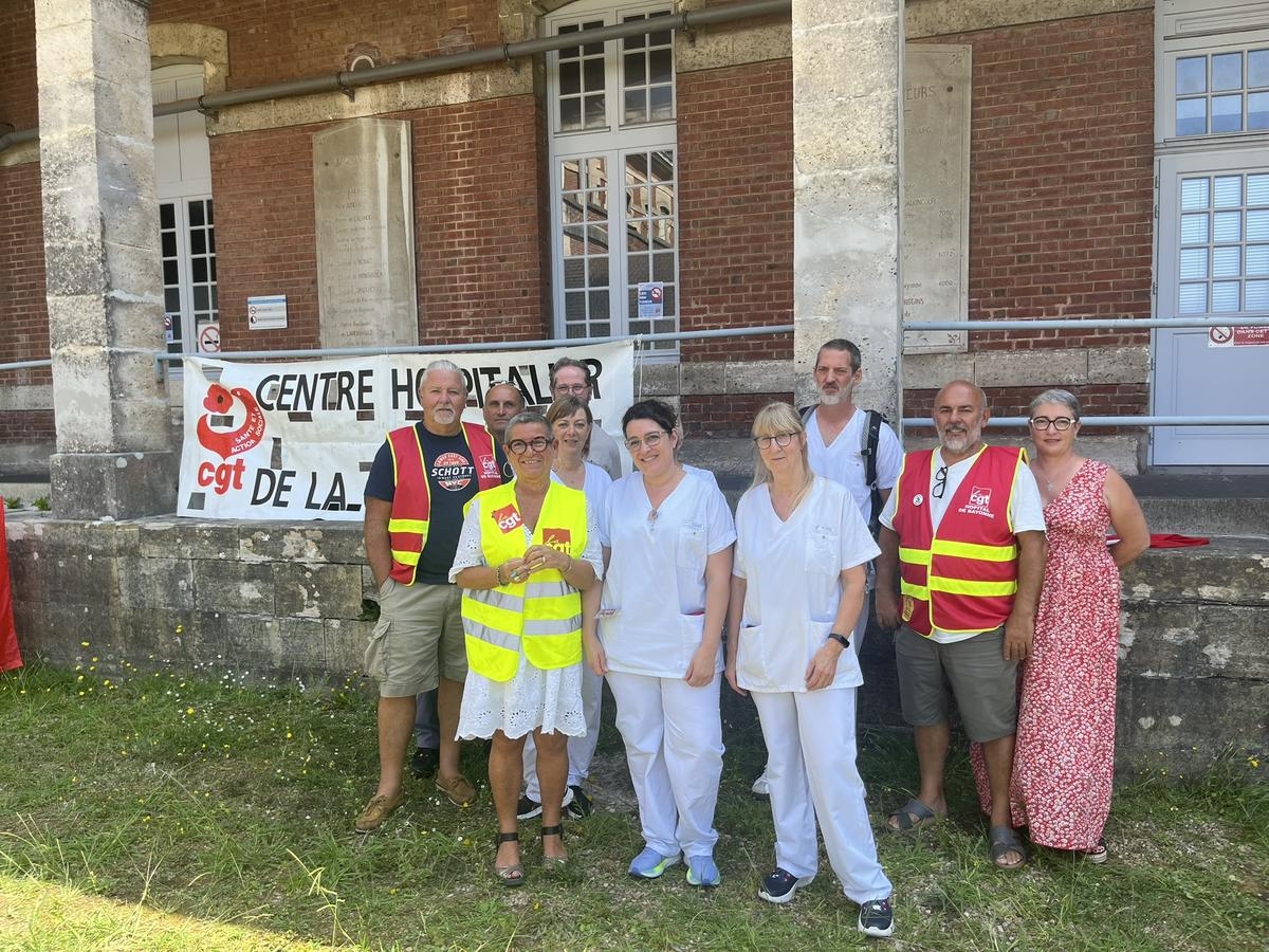 "Ci stiamo uccidendo": gli assistenti infermieristici dell'ospedale di Bayonne sono allo stremo