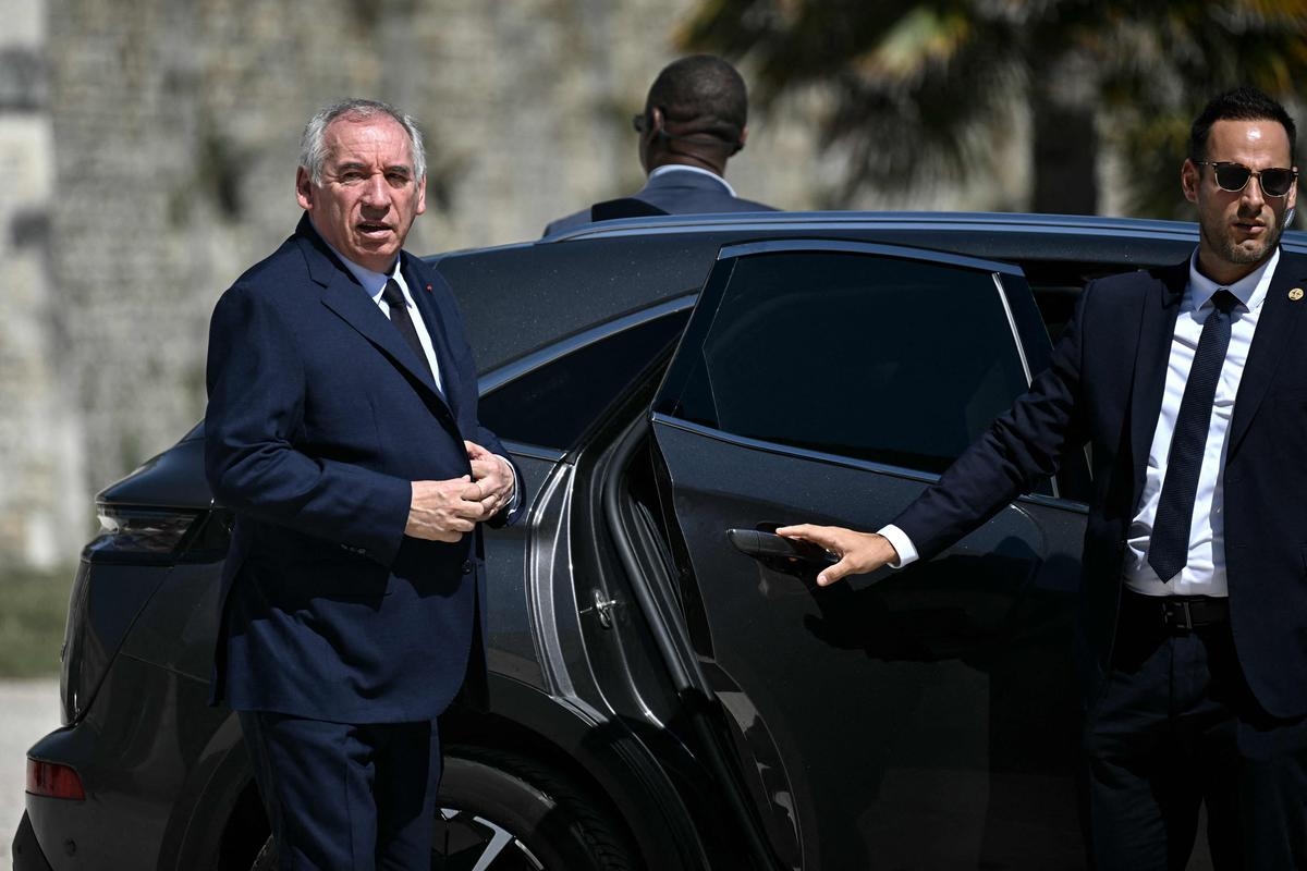 Supressão de dois feriados: “François Bayrou está brincando com fogo”