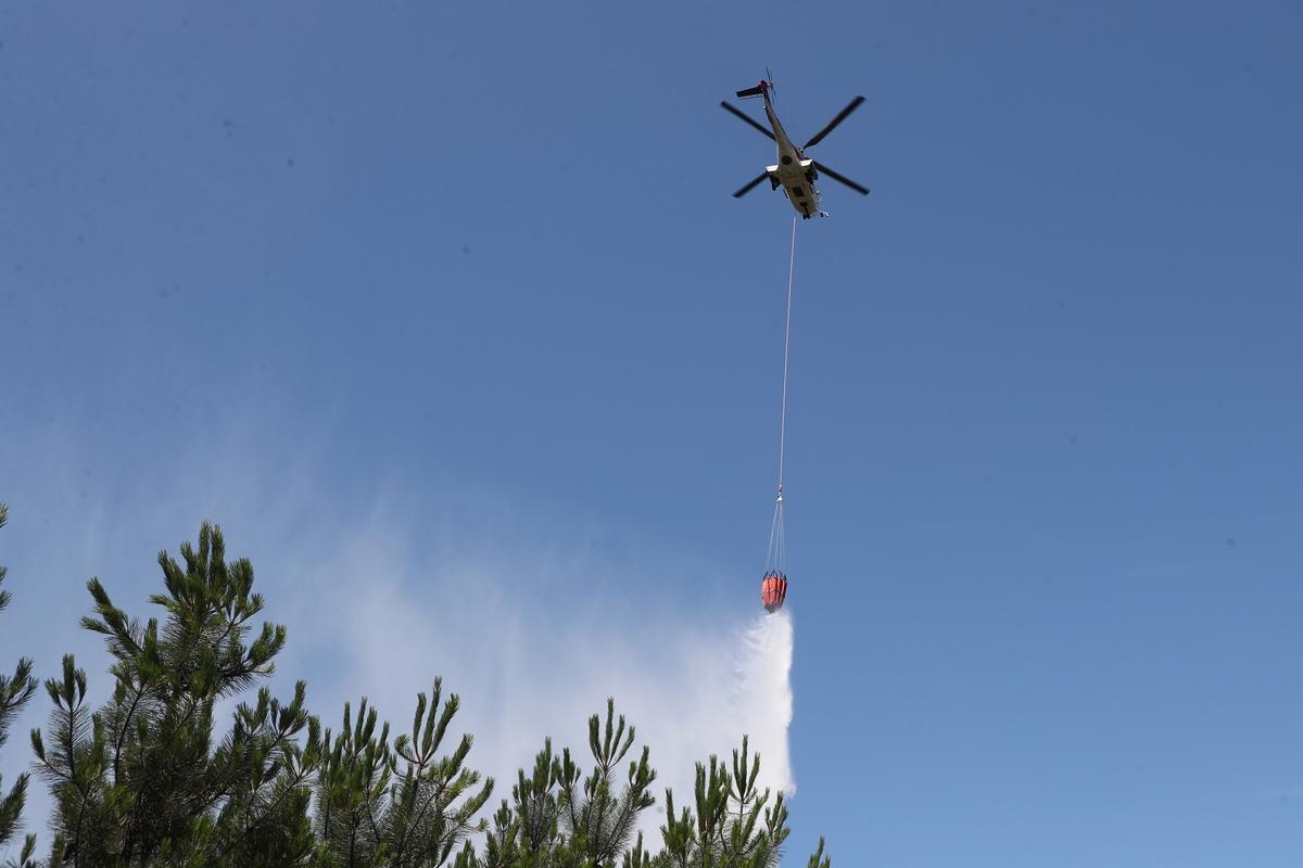 Video: Brandweerhelikopter stort neer in vijver, inzittenden 'veilig en wel'
