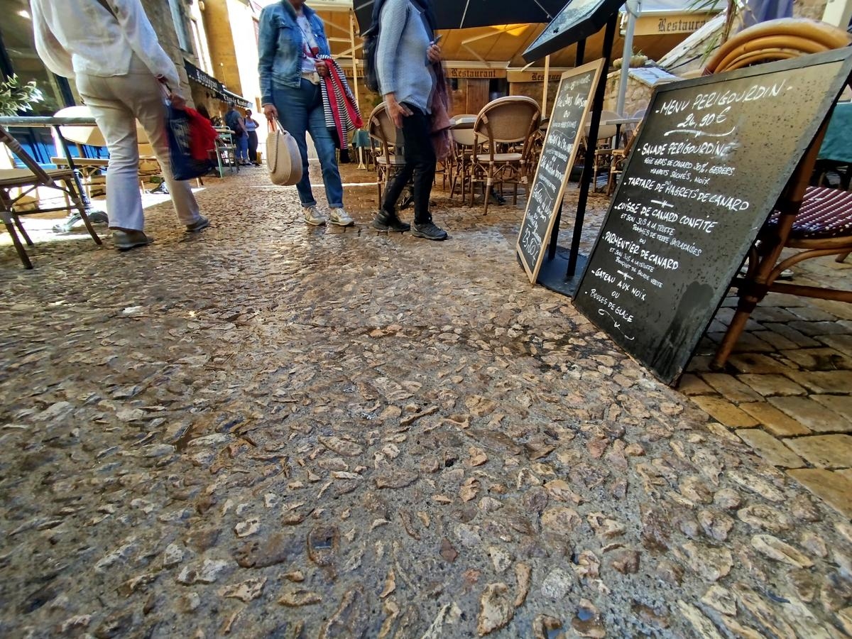 Cartazes publicitários em Sarlat, o prefeito quer endurecer as coisas