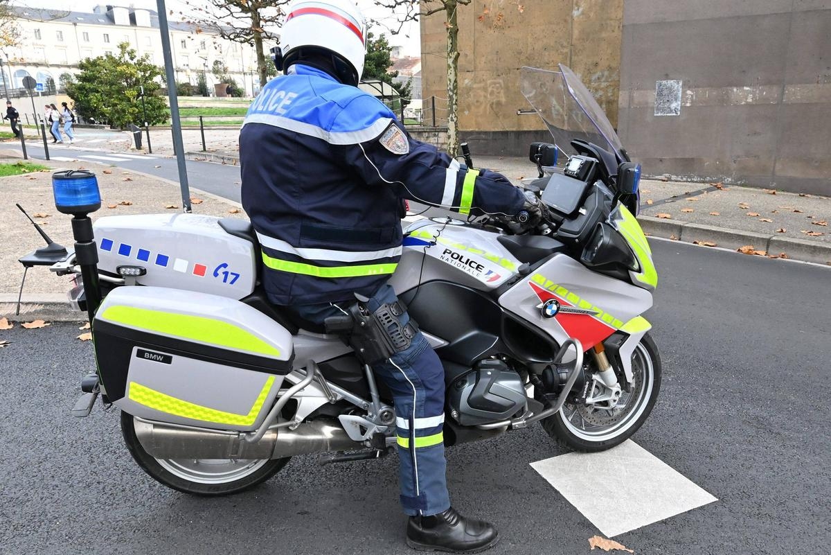 Lot-et-Garonne: 50 km/s hız limitli bir yolda 132 km/s hızla seyreden bir ambulans, meşru bir sebep olmaksızın polis tarafından durduruldu.