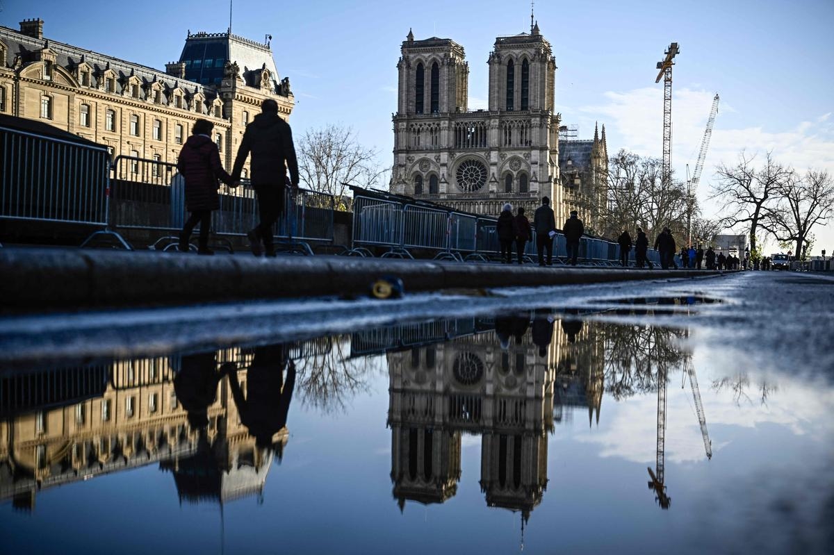 Notre Dame de París: Macron inaugura las torres reabiertas tras el incendio del viernes
