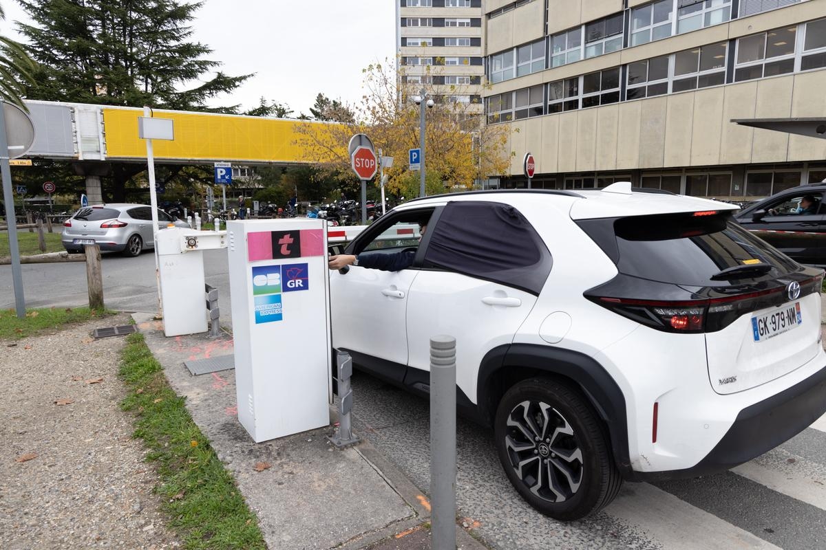 Бесплатная парковка у государственных больниц: положить конец двойным штрафам