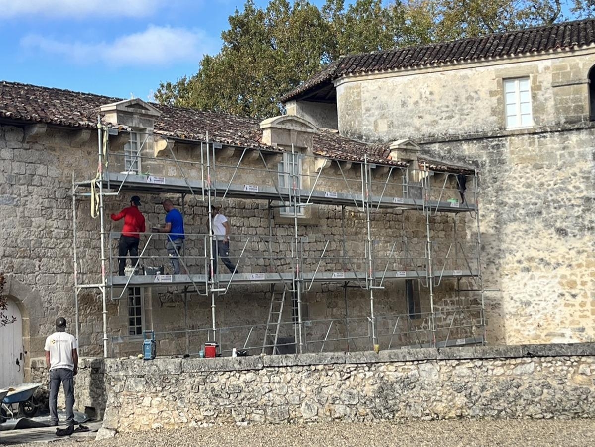 In South Gironde, the royal castle of Cazeneuve is being renovated to give it "a good facelift".