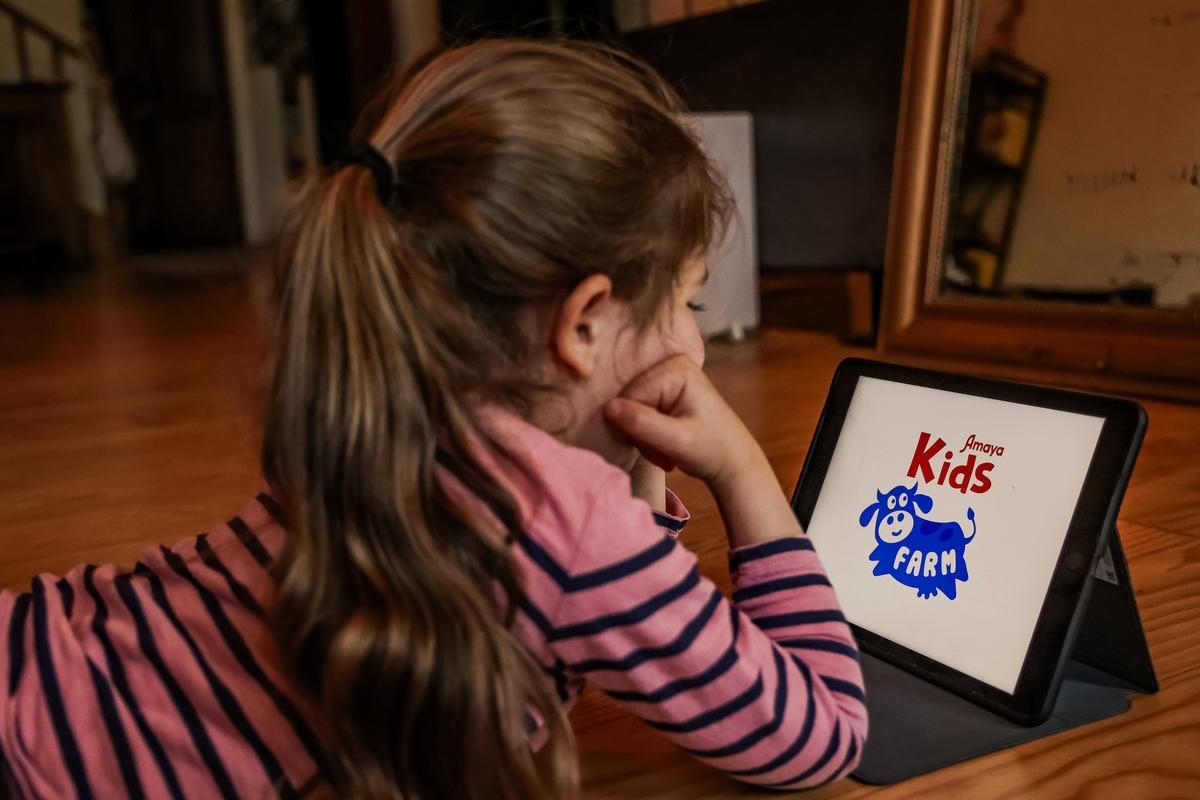 Comment enfants et adolescents grandissent avec l’IA, cette « amie » artificielle