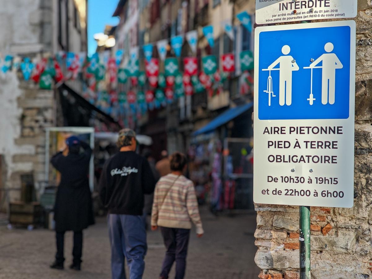 « Aire piétonne, pied à terre » : à Bayonne, ces nouveaux panneaux qui provoquent la colère des cyclistes