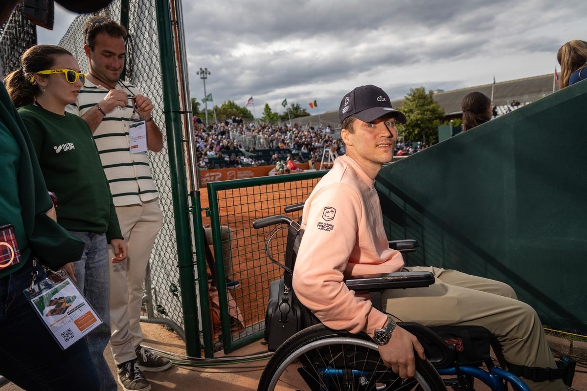 « J’ai réappris la déglutition et la parole » : juge de ligne au BNP Paribas Primrose, Lucas Féron officie en fauteuil roulant