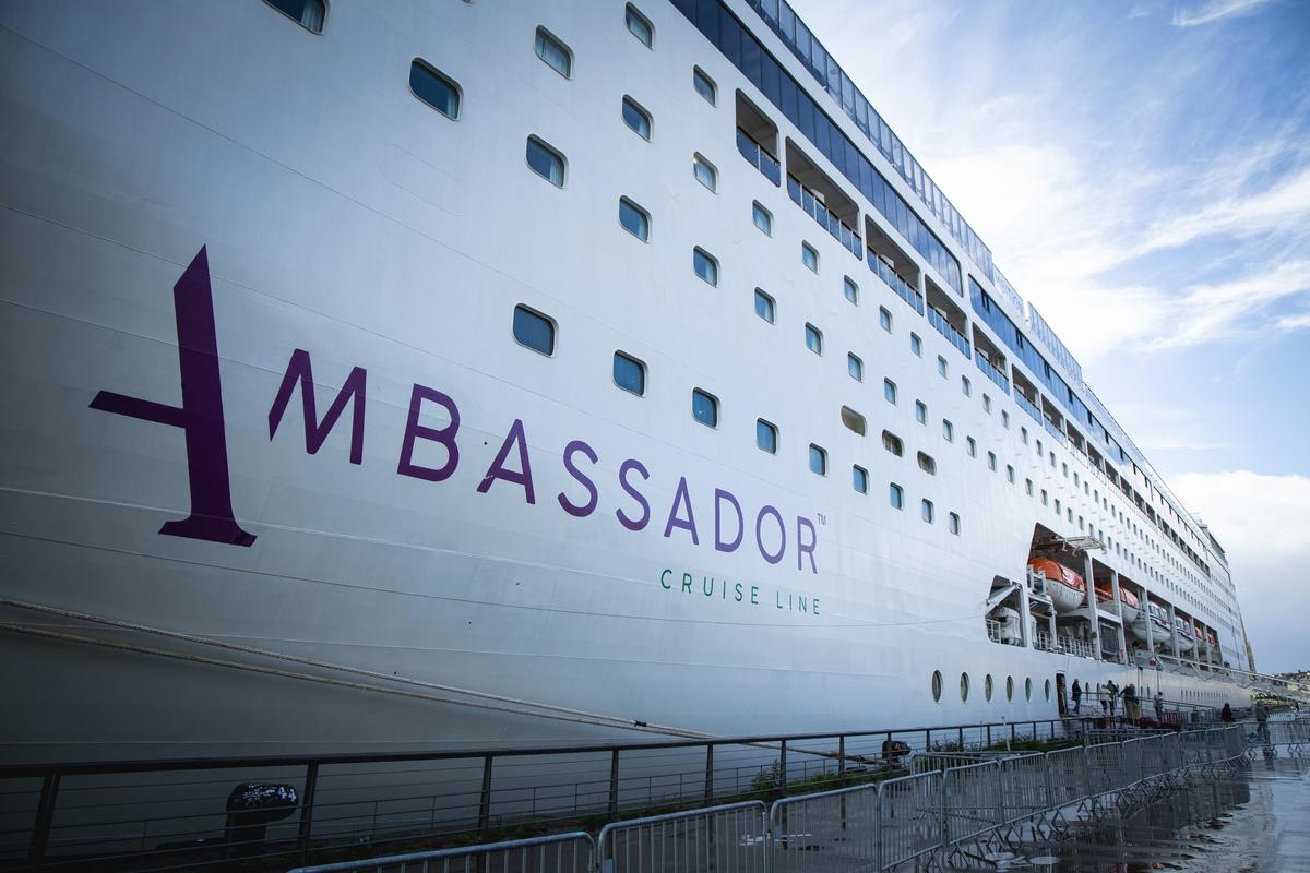Paquebot confiné à Bordeaux : ce que dit la compagnie Ambassador Cruise line