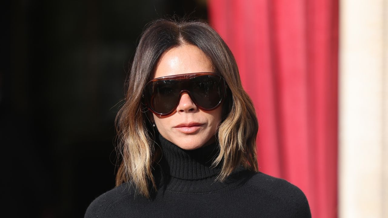 Victoria Beckham: Zum 50. Geburtstag von Ehemann David zeigt sie, dass das Slip Dress zu ihren liebsten Kleidern gehört