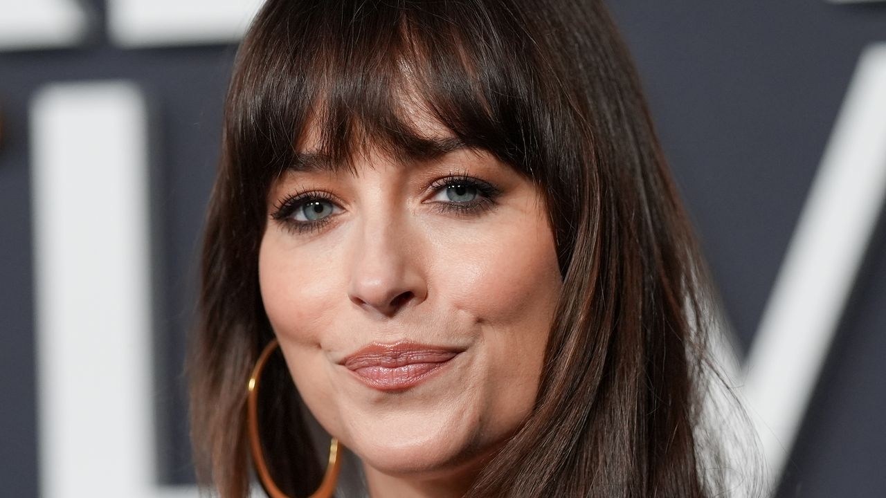 Dakota Johnson heeft de mooiste en elegantste witte jurk voor lente/zomer 2025