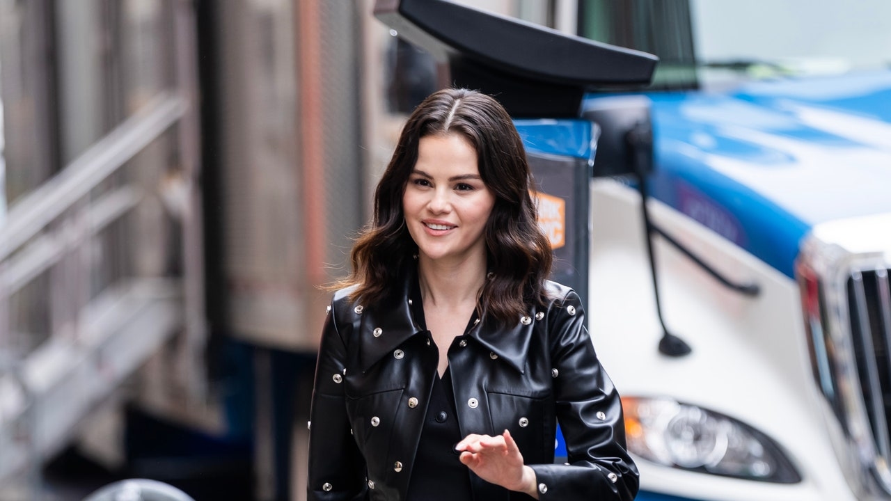 Selena Gomez torna a sfoggiare la frangia: il suo look ricorda questa acconciatura di tendenza degli anni 2000