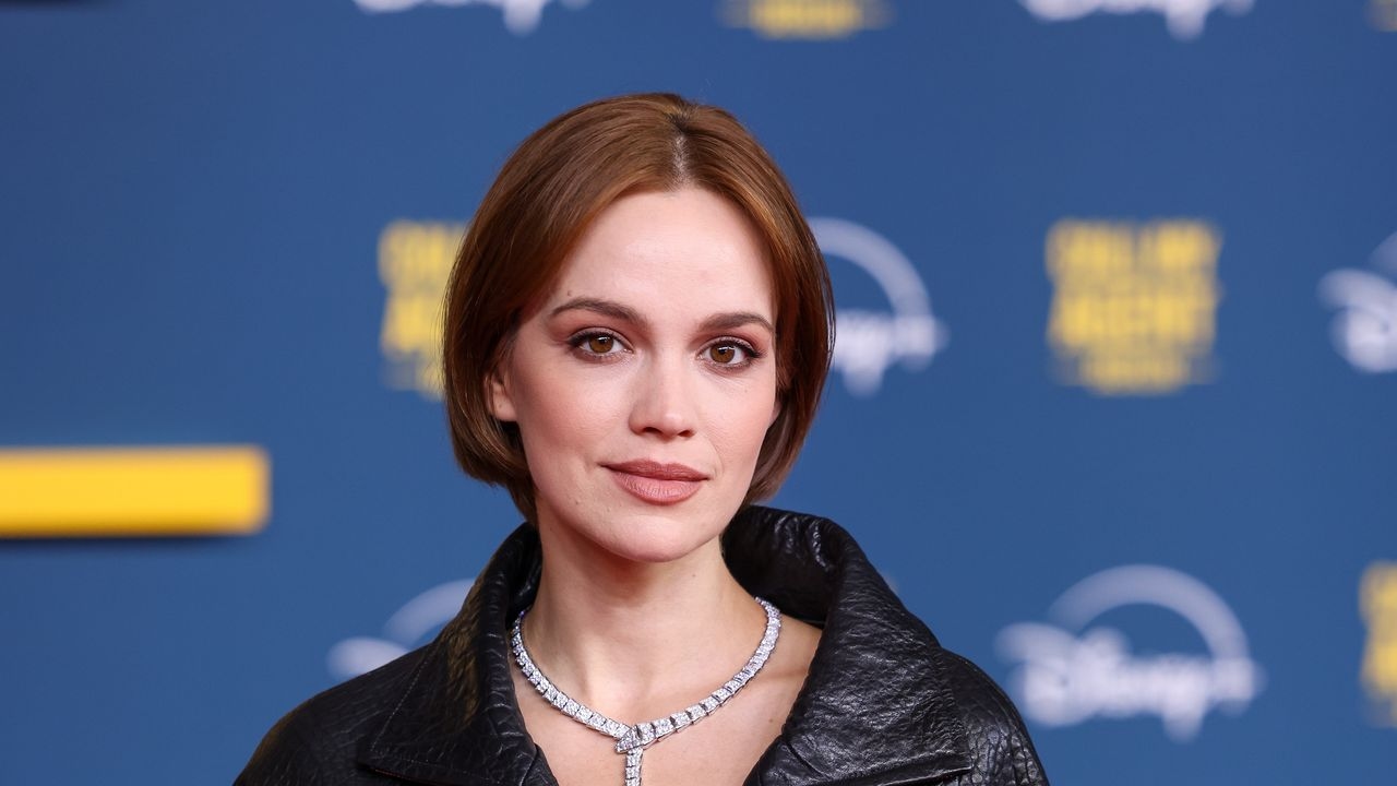 Usar jaqueta de couro no tapete vermelho? Emilia Schüle mostra como fazer isso com estilo